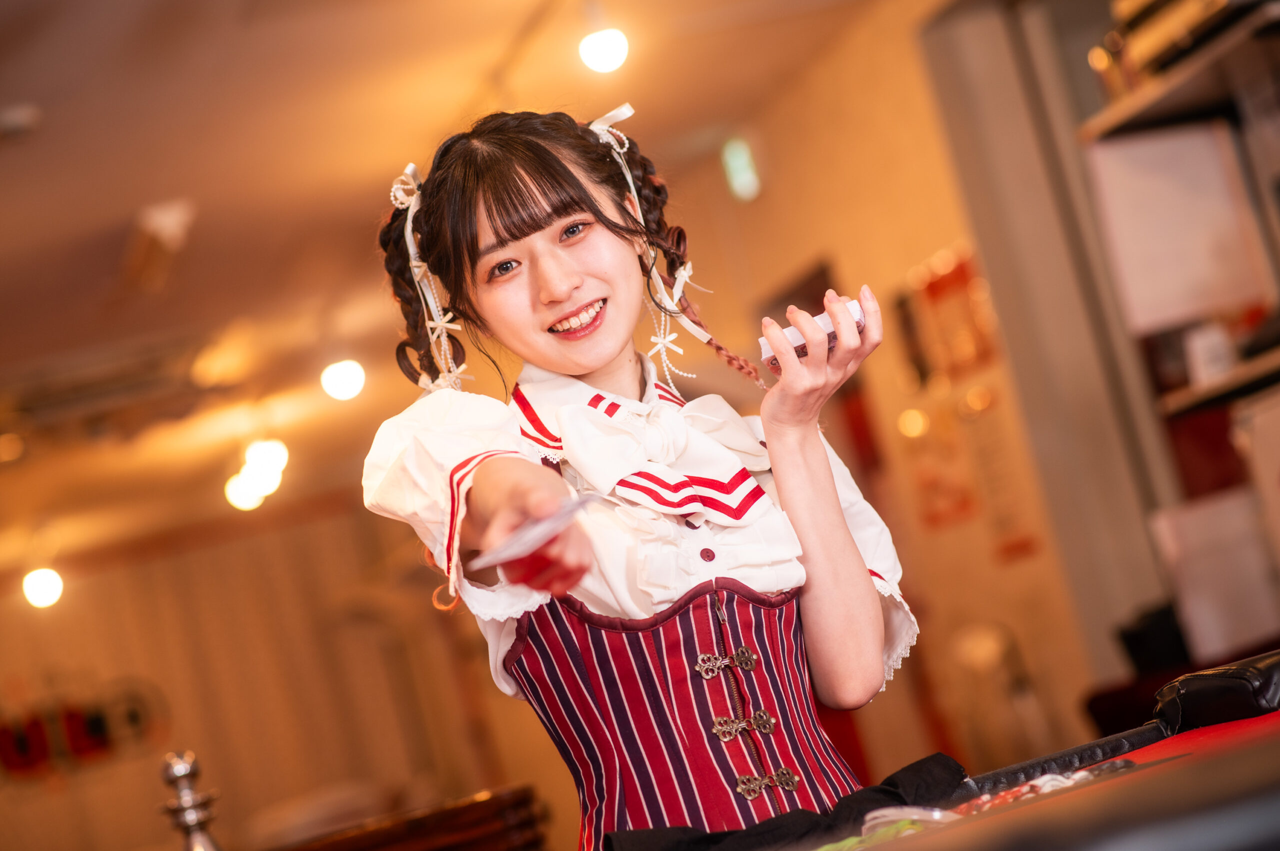 アキバギルドでメイドディーラーとテキサスホールデムを楽しむ様子