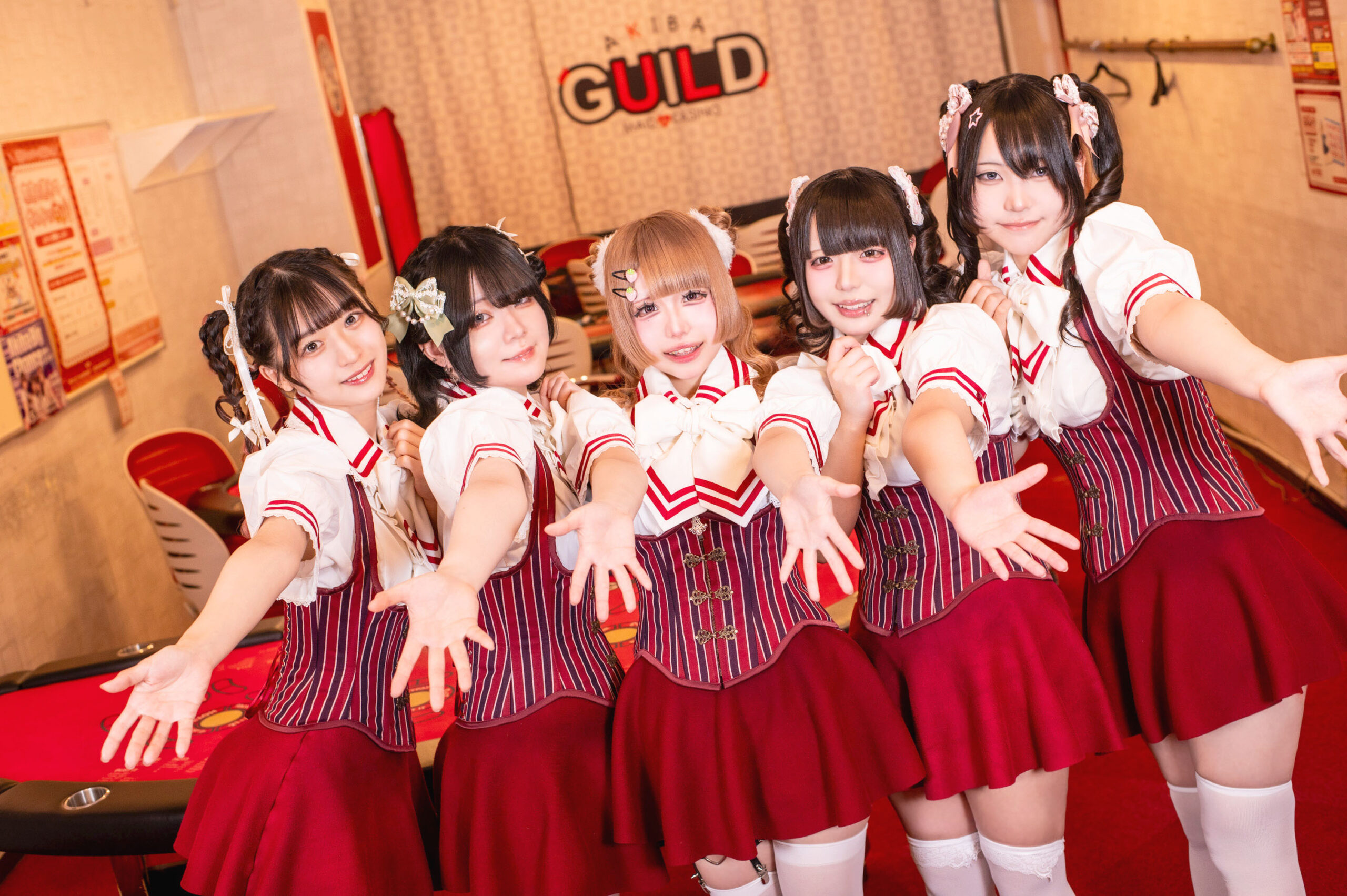 アキバギルド店内で来店客を迎えるメイドディーラーの集合写真